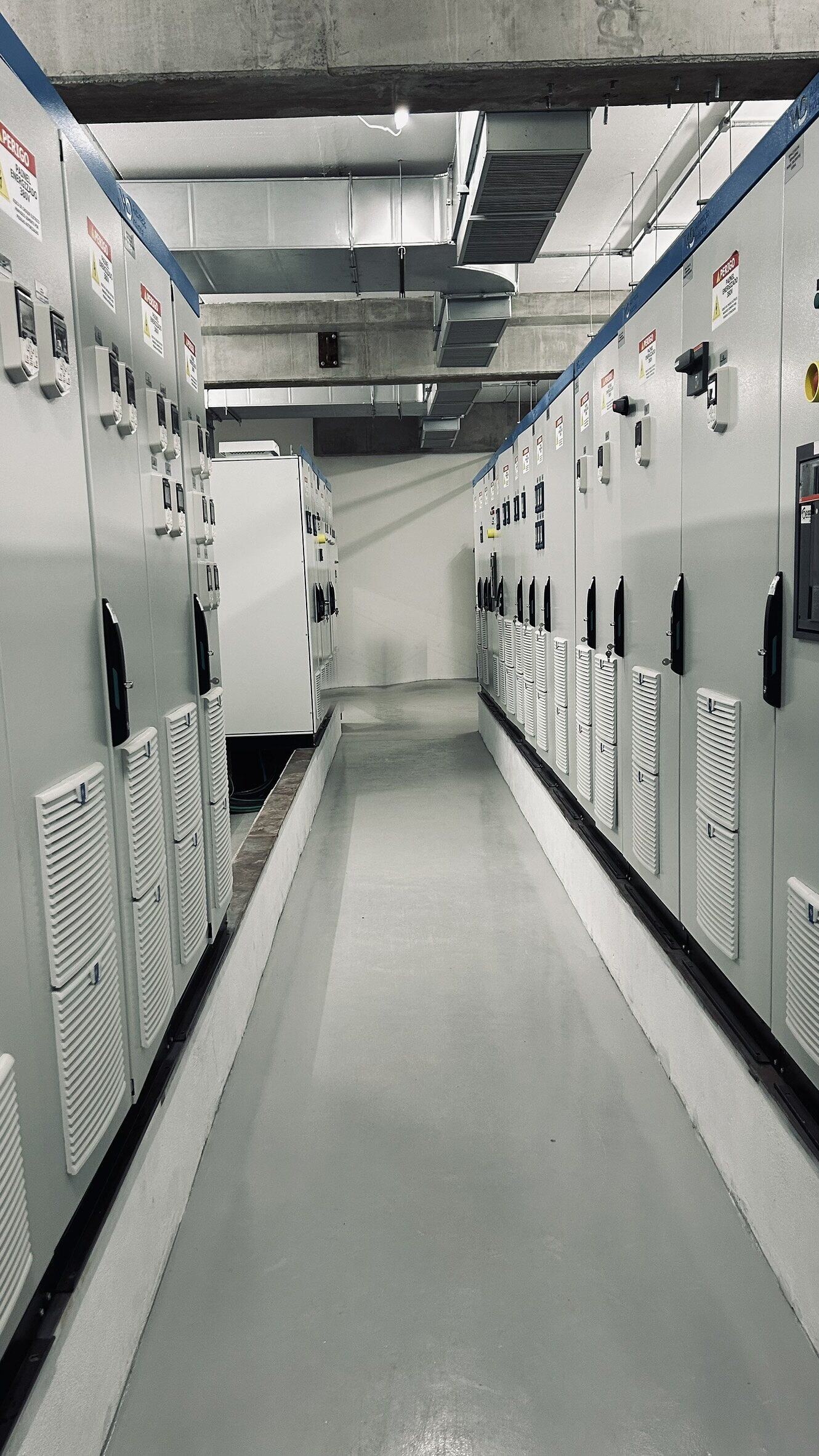 Sala elétrica com quadros de média e baixa tensão executada pela ITEC Engenharia